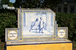 Portimão, die Sitzbänke im Park am Largo 1. de Dezembro sind mit Azulejos (Fliesen) aus dem 19. Jh. verkleidet, die Szenen der portugiesischen Geschichte zeigen