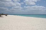 Aruba - Bucuti Beach Resort, feinster weißer Sand und türkisblaues Wasser am Hotelstrand Eagle Beach