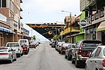 Aruba - Seitenstraße in Oranjestad; Bug der MS Disney Magic (3.325 Passagiere zzgl. 945 Besatzungsmitglieder)