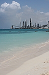 Aruba - Vor dem Tourismus war die Ölraffinerie neben Rodgers Beach seit 1929 das Standbein Arubas, gegen Ende des 2. Weltkriegs waren hier 10.000 Menschen beschäftigt, ein Fünftel der Inselbevölkerung