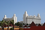 Aruba - Am Palm Beach findet man Hotelburgen der gängigen Ketten, seit 2007 auch ein Riu Palace mit 450 Zimmern
