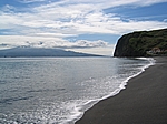 Insel Faial (Azoren) - Praia do Almoxarife, der längste Sandstrand der Insel (links der Pico auf der gleichnamigen Nachbarinsel)