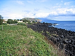 Insel Faial (Azoren) - Ponta Furada, beliebt bei Anglern (dahinter der Monte da Guia bei Horta)