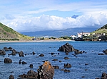 Insel Faial (Azoren) - Horta, Baia do Porto Pim mit herrlichem Sandstrand (rechts die ehemalige Walfabrik, ganz hinten der Pico)