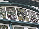 Insel Faial (Azoren) - Horta, Deutsche Siedlung: am ehemaligen Ballsaal sind noch die bunten Fensterscheiben mit den Wappen der deutschen Länder erhalten