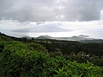 Insel Faial (Azoren) - Blick hinüber zur Nachbarinsel Pico auf dem Weg hinauf zur Caldeira am Cabeco Gordo (1.043 m)