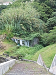 Insel Faial (Azoren) - Auch in diesem Haus am Fuße der Kirche von Flamengos lebt seit dem Erdbeben 1998 niemand mehr