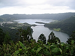 Insel Sao Miguel (Azoren) - Aussichtspunkt Vista do Rei; Blick auf die Caldeira das Sete Cidades mit Lagoa Verede (vorn) und Lagoa Azul (hinten)