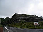 Insel Sao Miguel (Azoren) - Aussichtspunkt Vista do Rei; Ruine des 1989 mit fünfjähriger Verspätung eröffneten und wegen Pleite seit 1990 geschlossenen 5-Sterne-Hotels "Monte Palace" (2008 will die private Investorengruppe SIRAM einen neuen Versuch wagen)