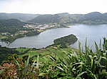 Insel Sao Miguel (Azoren) - Rechts die Lagoa Azul mit angrenzendem Örtchen Sete Cidades
