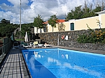 Insel Terceira (Azoren) - Quinta de Nossa Senhora das Merces in Sao Mateus; rechts die Quinta, hinten der Privatwald