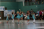Mini-Cheerleaders vor dem Spiel