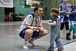 Stolzer Papa mit Handballnachwuchs