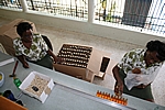 Curacao - Landhaus Chobolobo, hier wird der Likör noch von Hand abgefüllt und verpackt