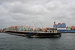 Willemstad (Curacao) - Queen Emma Pontoon Bridge mit Blick auf Otrobanda