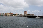Willemstad (Curacao) - Queen Emma Pontoon Bridge mit Blick auf Punda