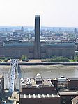 Blick von der Kuppel der St Paul's Cathedral auf Millenium Bridge und Tate Modern