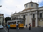 Lissabon - Igreja Santo Antonio (1767) mit Linie 28 bei der Kathedrale Sé