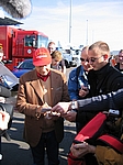 Niki Lauda gibt Autogramme