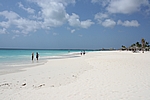 Aruba - Bucuti Beach Resort, feinster weißer Sand und türkisblaues Wasser am Hotelstrand Eagle Beach
