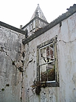 Insel Faial (Azoren) - Beim Erdbeben am 9. Juli 1998 zerstörte Kirche an der Ostküste