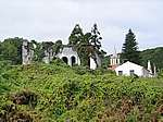 Insel Faial (Azoren) - Viele Gebäude sind seit dem Erdbeben dem Verfall und der Natur preisgegeben