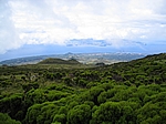 Insel Pico (Azoren) - Blick vom Pico auf die Inselhauptstadt Madalena sowie die Nachbarinsel Faial