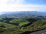 Insel Sao Miguel (Azoren) - Links die Südküste, rechts die Nordküste. Dazwischen unzählige Vulkankrater.