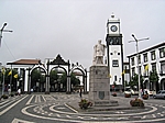 Insel Sao Miguel (Azoren) - Largo de Gonçalo Velho Cabral in Ponta Delgada mit Stadttor von 1793