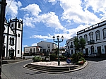 Insel Sao Miguel (Azoren) - Nordeste; rechts das Rathaus (1877), links die Igreja Matriz de Sao Jorge (15. Jh.)