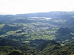 Insel Sao Miguel (Azoren) - Blick aus dem Hochland auf Furnas mit dahinter liegender Lagoa das Furnas