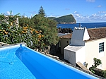Insel Terceira (Azoren) - Quinta de Nossa Senhora das Merces in Sao Mateus, Blick über den Pool zum Monte Brasil