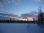 Finnisch Lappland - ..., der allerdings noch nicht so richtig zugefroren ist (siehe dunkle Wasserspuren)