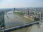 Blick aus dem London Eye auf Westminster Bridge (vorn), Westminster Palace (rechts) und Lambeth Bridge (hinten)