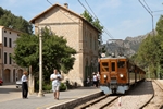 Bahnhof von Bunyola, der Zug nach Soller fährt ein