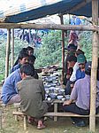 An der chinesischen Grenze - Markt in Can Cau; Die Frauen besorgen die Einkäufe, die Männer stärken sich derweil